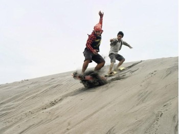 Sand Boarding Parangkusumo